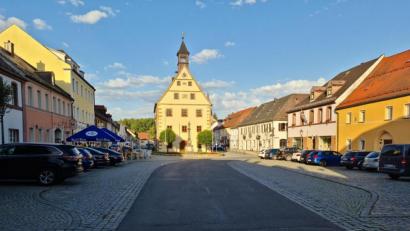 Bild: sne
Der malerische Marienplatz. Autofahrer würden dort zu schnell fahren und für Lärm sorgen, berichtete Benjamin Keck dem Stadtrat. Die Stadt prüft Möglichkeiten zur Abhilfe.