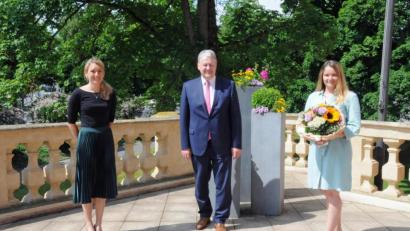 Bild: Christine Hollederer/exb
Stabwechsel an der VHS Amberg-Sulzbach. Landrat Richard Reisinger verabschiedete die bisherige Leiterin Julia Wolfsteiner (rechts) und hieß deren Nachfolgerin Claudia Mai (links) willkommen.