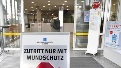 Bild: Petra Hartl
Zurzeit werden im Klinikum Amberg keine Corona-Patienten mehr behandelt. Das macht vorsichtige Lockerungen bei den Besuchsregeln möglich, heißt es von der Klinikleitung,