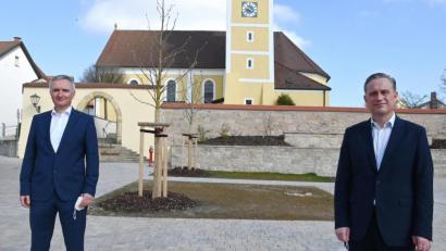 Bild: paf
Landtagsabgeordneter Harald Schwartz (links) bei seinem Antrittsbesuch bei Poppenrichts Bürgermeister Hermann Böhm (rechts) am neuen Dorfplatz in Poppenricht.