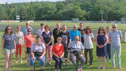 Bild: twi
Die Teilnehmer erhielten wegen der Pandemie ihr Sportabzeichen ein halbes Jahr verspätet. Vorne in der Mitte die Organisatorin Heidi Schwendner, rechts Manfred Schwendner, Vierter von rechts hinten Erster Vorsitzender Gerhard Ibler