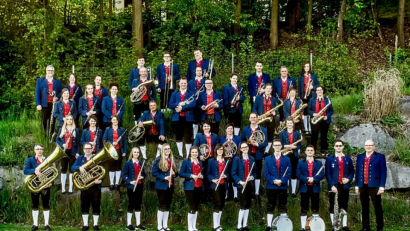 Bild: Lehnert/exb
Das Orchester des Musikverein Freudenberg spielt bei der Sommerserenade im Amberger Maltesergarten.