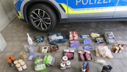 Bild: Polizeiinspektion Tirschenreuth/exb
Ein Teil der sichergestellten Waren.