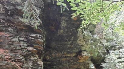 Bild: soj
Unter diesem Felsvorsprung hat der Pfarrer damals bei dem Unwetter Schutz gefunden.