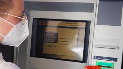 Bild: ws
Mit der EC-Karte der Sparkasse gebührenfrei Geld an einem Bankautomaten der Volksbank Raiffeisenbank Geld abheben ist ab 1. Juli möglich in Mähring und Falkenberg.
