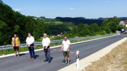 Bild: jp
Geben die neu sanierte und ausgebaute Gemeindeverbindungsstraße zwischen Kastl und Utzenhofen für den Verkehr frei (von links): Bauleiter Christian Bock, Bürgermeister Stefan Braun, Landtagsabgeordneter Harald Schwartz und Bauingenieur Georg Rumpler.