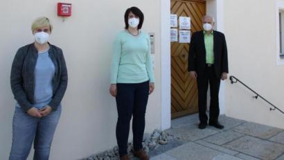 Bild: Gemeinde Kulmain/exb
Geschäftsleiterin Kathrin König (links) und Bürgermeister Günter Kopp hießen Sonja König (von rechts) als neue Kollegin willkommen.