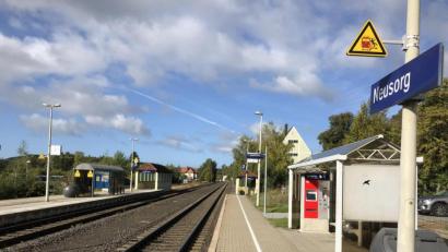 Archivbild: obe
Auch am Bahnhof Neusorg wird sich einiges ändern. Ein Gleis muss verlängert und der Bahndamm verbreitert werden, außerdem ist ein neues Stellwerk geplant. Von der bis 2030 anvisierten Elektrifizierung der Strecke Nürnberg-Marktredwitz-Schirnding sind fünf Gemeinden im Landkreis Tirschenreuth betroffen.