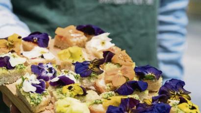 Bild:  Robert Günther/dpa
Wunderschön und köstlich: Essbare Blüten verfeinern auch Brothäppchen.