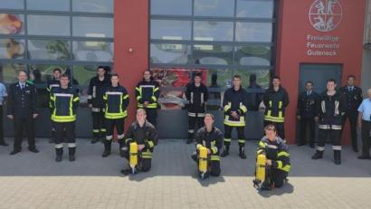 Bild: bnr
Neun Feuerwehrleute aus Guteneck und drei aus Unterauerbach absolvierten erfolgreich die Ausbildung zu Atemschutzträgern. Die Bürgermeister Johann Wilhelm und Franz Grabinger und die Führungskräfte der Feuerwehr gratulierten zur bestanden Prüfung.