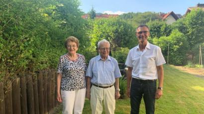 Bild: exb
Der Bürgermeister der Gemeinde Neukirchen, Peter Achatzi (rechts), gratuliert seinem Vor-Vor-Gänger im Amt, Erich Birzer, und dessen Frau Monika zur diamantenen Hochzeit.