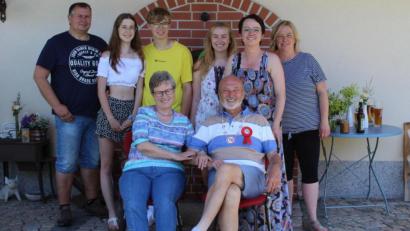 Bild: soj
Der Jubilar Bernd Würstl mit Ehefrau Elisabeth (sitzend) mit Tochter Sandra Schmelber (hinten, von rechts), Tochter Daniela Würstl, die Enkelkinder Hannah und Felix, Emelie Hoffmann, Schwiegersohn Dieter Schmelber.