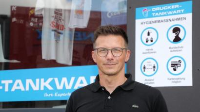 Bild: Wolfgang Steinbacher
Drucker-Tankwart Patrik Dedic hat eine klare Meinung über die „Digitale Einkaufsstadt“: „Das Projekt kommt zehn Jahre zu spät.“ Nichts zu tun, wäre aber auch der falsche Ansatz: „Wir müssen jetzt anfangen. Sofort.“