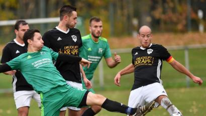 Bild: af
Kracher am ersten Spieltag der Kreisliga Nord: Die beiden Weidener Vereine DJK und FC Ost treffen zum Auftakt der neuen Saison aufeinander. Das Bild zeigt Ost-Spielertrainer Florian Schrepel (links) im Kampf um den Ball.