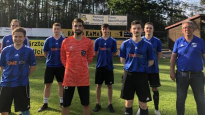 Bild: A. Schwarzmeier
SVE-Vorsitzender Manfred Herrmann (rechts) und Trainer Andreas Wendl (hinten links) begrüßten die Neuzugänge: (vorne von links) Klaus Moucha,, Dominik Haasr, Patrick Pohl, (hinten von links) Tim Scheidler, Simon Faltenbacher und Tom Griesbeck. Es fehlt Leon Miederer.