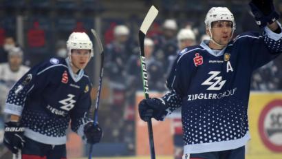 Archivbild: Gebert
Michael Kirchberger (rechts) im Trikot der Blue Devils Weiden. In der kommenden Saison spielt er für den ERSC Amberg.