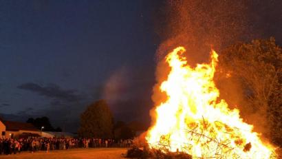 Bild: Franz Dotzler
Ein Bild wie aus einer anderen Zeit, das es am Freitag in Brudersdorf wieder geben soll: Die Feuerwehr will das Johannisfeuer, hier ein Bild aus dem Jahr 2018, mit über 100 Menschen feiern.