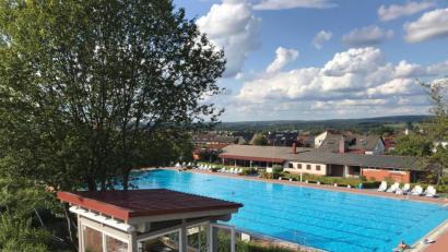 Bild: e
Der Vilsecker Stadtrat hebt für das örtliche Freibad die Höchstzahl der Menschen, die dort gleichzeitig anwesend sein dürfen, auf.