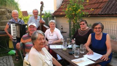 Bild: Hirsch
Die "Sonntagsdichter" Gesine Jaehnert, Fritz Buchfink, Lorna Simone Baier, Christine Voigt und Ingeborg Baier (sitzend von links) machten sich Gedanken zur Heimat. Musikalisch begleitet von Günter Schmid und Johannes Bauer (stehend von links).