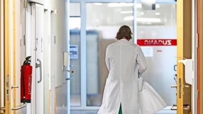 Symbolbild: Andreas Arnold/dpa
Nach 18 Tagen als Chefarzt musste Dr. Klaus Lang das Klinikum Fichtelgebirge wieder verlassen. Die Hintergründe wollte die SPD im Kreisausschuss klären lassen.