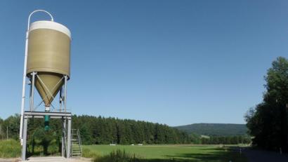 Bild: br
In der Bauleitplanung für das künftige Gewerbegebiet „Neusorg-Süd II“ mit einer Fläche von 38 000 Quadratmetern an der Gemeindeverbindungsstraße von Neusorg nach Stöcken (rechts im Bild) wurde eine weitere Anhörungsphase beschlossen. Im Geltungsbereich des künftigen Gewerbegebietes befinden sich die Gemeindebedarfsfläche für das Salzsilo für den gemeindlichen Bauhof (links).