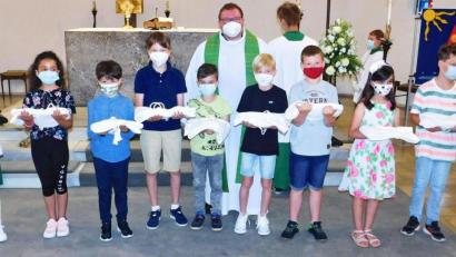 Bild: hai
Maresa Jehring, Swamy Longo, Ben Kottwitz, Fabian Busch, Emanuele Saponaro, Jonah Micklisch, Niklas Prechtl, Jasmin Selmi, Maik-Leon Schmidt und Aven Paez (von links) erhalten in der Dreifaltigkeitskirche in diesem Jahr erstmals aus den Händen von Pfarrer Sven Grillmeier (Mitte) die Heilige Kommunion.