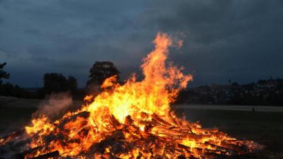 Archivbild: dob
Zuletzt loderte das Johannisfeuer in Altenstadt bei Vohenstrauß im Jahr 2019.