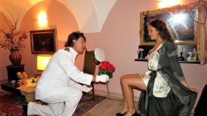 Bild: ubb
Für eine Szene der Historische Stadtführung geht es nach Hawaii. Eine Spionin, die den Überfall auf Pearl Harbour ermöglicht hat, soll ihren Lebensabend in Tirschenreuth verbracht haben. Verwandtschaftliche Beziehungen zu Familien in der Stadt gibt es aber nicht, klärten die Stadtführerinnen auf. Im Bild eine Szene mit Lilly Melzer und Benjamin Trenner.