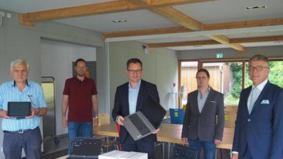 Bild: ws
Der Stadt ist der Bildungsstadtort Tirschenreuth ein großes Anliegen. Deshalb werden laufend Investitionen in die digitale Ausstattung unternommen, etwa durch neue Notebooks oder iPads für die Mittelschule. Die neuen Geräte stellten Rektor Jürgen Bayer (Mitte) und Konrektor Joachim Kruppa (links) den Vertretern der Stadt mit Bürgermeister Franz Stahl (rechts), Stellvertretenden Kämmerer Harald Eckstein (Zweiter von links) und IT-Leiter Christian Pößl vor.