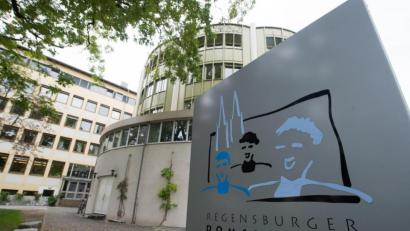 Symbolbild: Armin Weigel
Die Regensburger Domspatzen öffnen ihr Gymnasium jetzt auch für Mädchen.