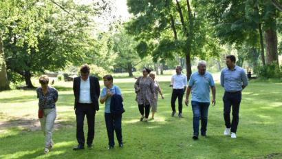 Bild: hcz
Vertreter der Stadt machen sich bei einem Rundgang mit den "Freunden des Stadtbads" ein Bild von den aktuellen Problemen in der Freizeitanlage. Noch immer ist nicht klar, wann der Badebetrieb startet