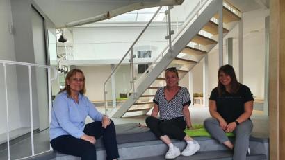 Bild: Biczysko/fph
Claudia Hiergeist, Pressesprecherin der Stadt Marktredwitz, Veranstaltungsmanagerin Susanne Menzel und Innenstadtkoordinatorin Theresa Grüner (von links) haben ein pralles Programm auf die Beine gestellt, damit die Marktredwitzer wieder Kultur genießen können.