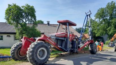 Bild: Stadt Vohenstrauß/exb
Die neue Wasserleitung in Ober- und Untertresenfeld wurde mittels eines Spezialgeräts verlegt. Die Seilwinde des Pflugs hat eine Zugkraft von 120 Tonnen.