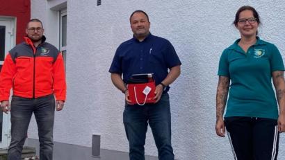 Bild: fks
Stellvertretend für alle ausgeschiedenen Jugendgruppenleiter nahm Jörg Gerolstein (Mitte) ein Geschenk von Bereitschafts- und Jugendrotkreuzleiter Sven Lehner (links) und Gruppenleiterin Monika Stahl (rechts) entgegen.