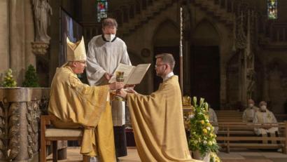 Bild: Uwe Moosburger
Im Regensburger Dom weihte Bischof Rudolf Voderholzer (links) den Amberger Leonard Skorczyk (rechts) zum Priester.
