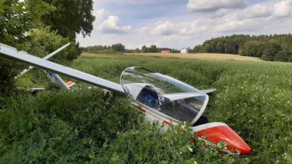 Bild: Lowak
Bruchlandung in einem Feld zwischen Eppenreuth und dem Hotel Igel: Der Pilot des Segelflugszeugs kommt mit leichten Verletzungen ins Klinikum nach Weiden.