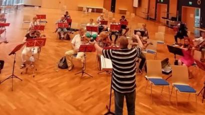 Bild: prh
Die Musiker des Salonorchesters unter Leitung von Nico Dick brauchen viel Abstand beim gemeinsamen Proben. Im Saal der Stadthalle haben sie diesen.