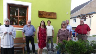 Bild: rn
Nach dem Segnungszeremoniell wünschten dritter Bürgermeister Udo Müller (rechts) und eine Delegation des Stadtrats Matthias und Angelika Haberberger (2. und 3. von links) viel Erfolg.