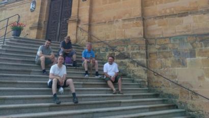 Bild: dob
Das Ziel ist erreicht. Müde aber trotzdem zufrieden ließen sich die Wallfahrer auf den Treppenstufen der Mariahilfberg-Kirche in Amberg nieder. Im Morgengrauen waren sie im Ortsteil Waldau losmarschiert.