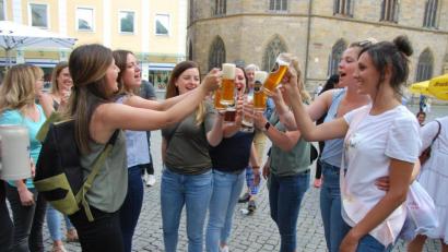 Bild: Gerd Spies
Prost! Diese Marktplatz-Besucherinnen ließen sich das Bier bereits kurz nach dem Anstich des ersten Fasses schmecken.