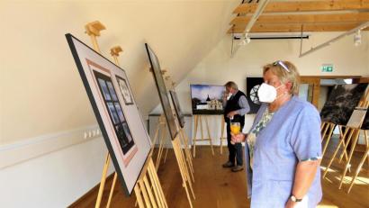 Bild: ubb
Interessiert schauten sich die Gäste, die zur Ausstellungseröffnung geladen waren, die Fotografien der Studenten an.