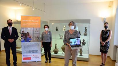 Bild: Kunz
Sie stellen das neue "Kinder im Museum"-Angebot vor (von links): Robert Stahl, Stefanie Dietz, Irene Fritz mit einem Video, das online gezeigt wird, sollte das Museum wieder geschlossen werden müssen und Stephanie Forster.