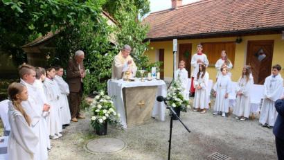 Bild: do
Im idyillischen Ambiente des alten Schulhofes in Oberbibrach waren 10 Erstkommunionkinder aus Oberbibrach und Vorbach eingeladen, erstmals zum Tisch des Herrn zlu gehen. Den feierlichen Gottesdienst zelebrierte Pfarrer und Prior Adrian Kugler