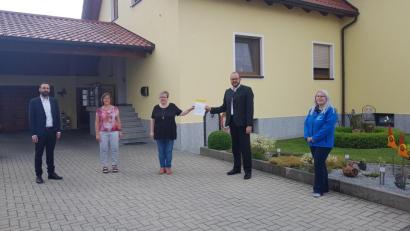 Bild: gi
Landrat Andreas Meier überreicht Angelika Forster die Fünf-Sterne-Auszeichnung für ihre Ferienwohnung im Tulpenweg in Moosbach. Dazu gratulierten Bürgermeister Armin Bulenda, Claudia Rieß und Christina Kircher (von links).