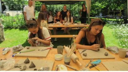 Bild: jzk
Manfred Hutzler, Regina Nusstein-Hutzler, Silke Hertel und Daniela Dötterl (stehend, von links) betreuten die Schülerinnen der Talentklasse 8 in der Keramik-Werkstatt in Oberbruck.