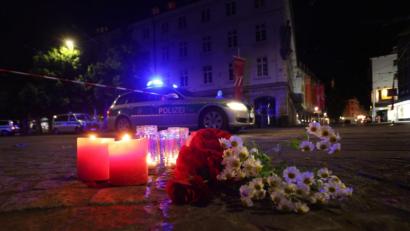 Bild: Karl-Josef Hildenbrand/dpa
Kerzen und Blumen nahe des Tatorts in der Würzburger Innenstadt.