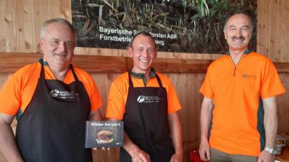 Bild: gis
Stellvertretender Forstbetriebsleiter Martin Hertel, Wolfgang Kneidl und Forstbetriebsleiter Winfried Pfahler (von links) stellten das Koch- und Lesebüchlein vom Forstbetrieb Fichtelberg "Wildes burgern“ vor.