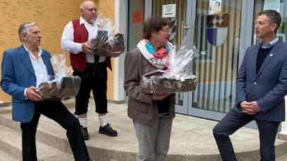 Bild: Klaus Horn/exb
Vertreter der Musikkapelle Ursensollen danken für das langjährige Engagement (von links): Erhard Graml, Xaver Neger, Angela Harbauer und Bürgermeister Albert Geitner.