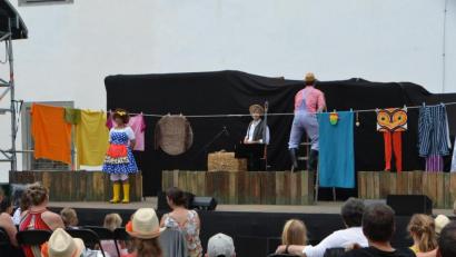 Bild: dob
Ein wunderbares Schauspielstück des Landestheaters Oberpfalz. Die "Kuh Rosmarie" hält Erwachsenen wie Kindern den Spiegel vor, wie man es nicht machen sollte. Der Schlossgarten erlebte nach dem Lockdown erstmals wieder Kultur.