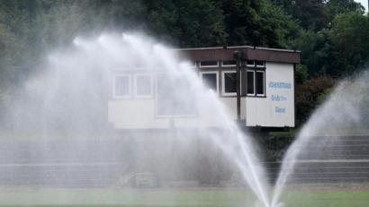 Bild: Gabi Schönberger
Ach, ist der Rasen schön grün. Die drei Plätze der Spielvereinigung im Vohenstraußer Sportzentrum werden über eine Brauchwasseranlage versorgt.